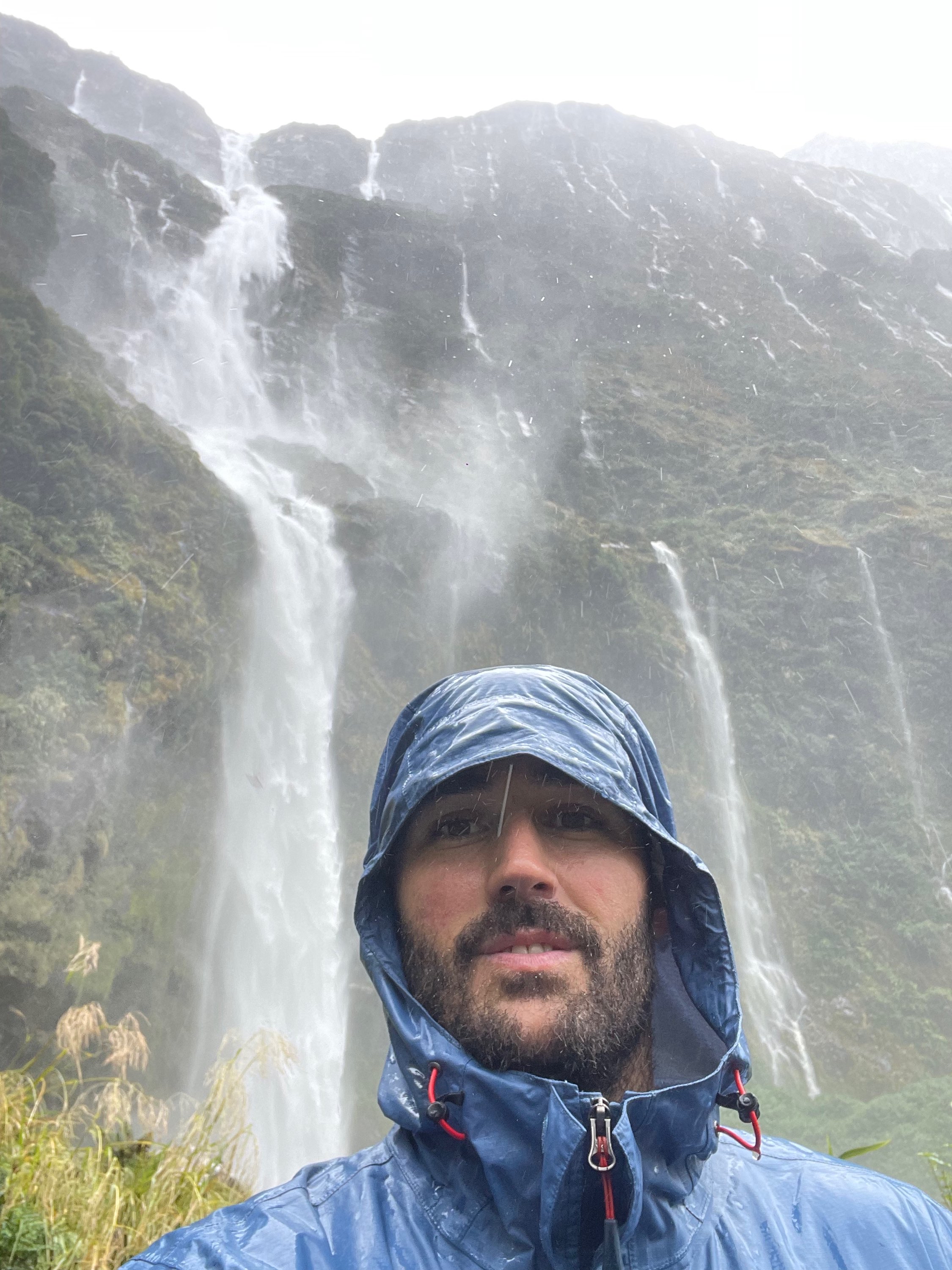 Diluvio en Mildford Track en Nueva Zelanda